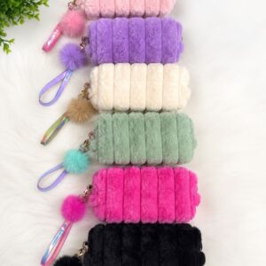Necessaire Peluciada com Chaveiro Pompom Feminina Bella & Stylle