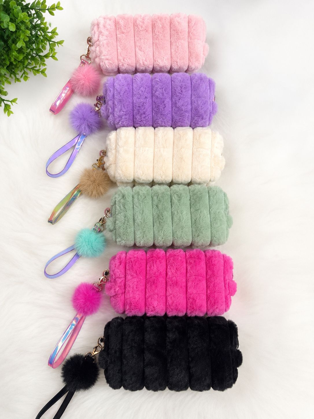 Necessaire Peluciada com Chaveiro Pompom Feminina Bella & Stylle